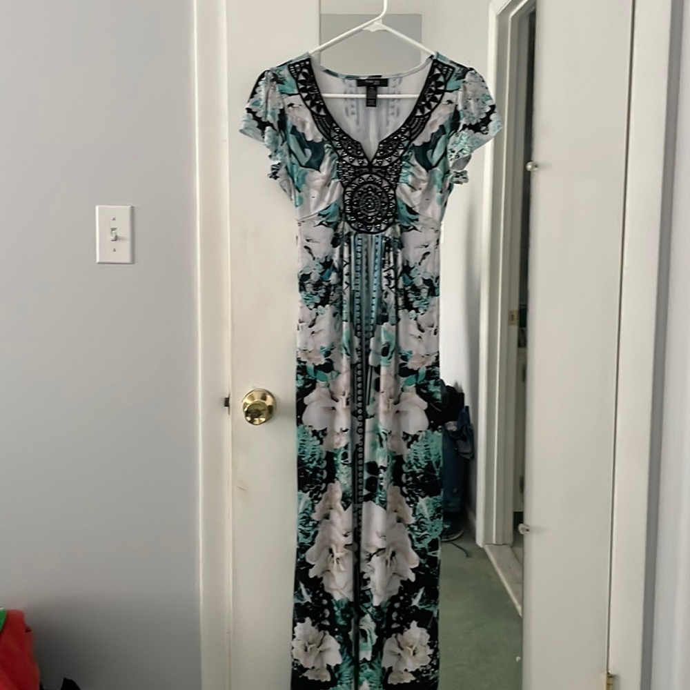 Beautiful maxi dress black white and green really pretty embroidered collar